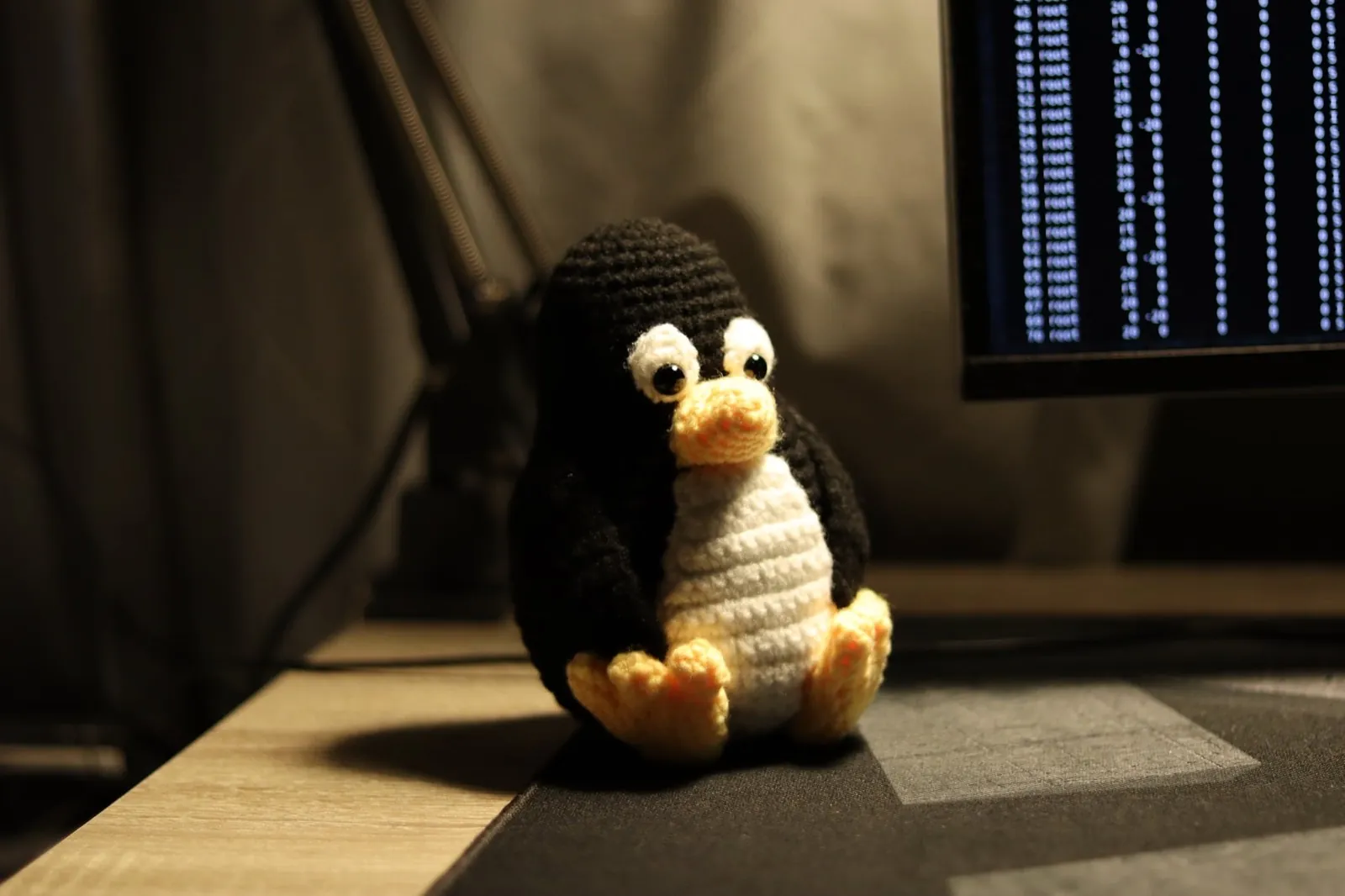 Tux — maskotka Linuxa przy terminalu
